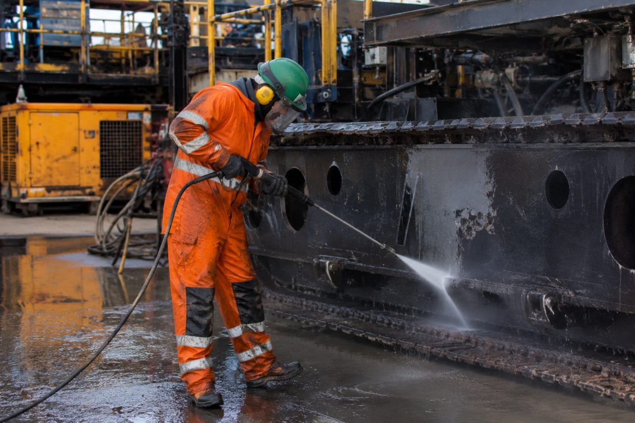 High-pressure cleaning of heavy plant on an industrial site